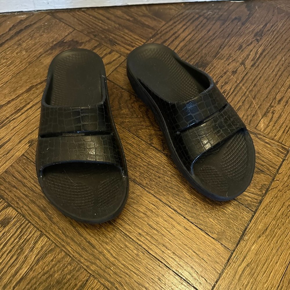 Black Oofos